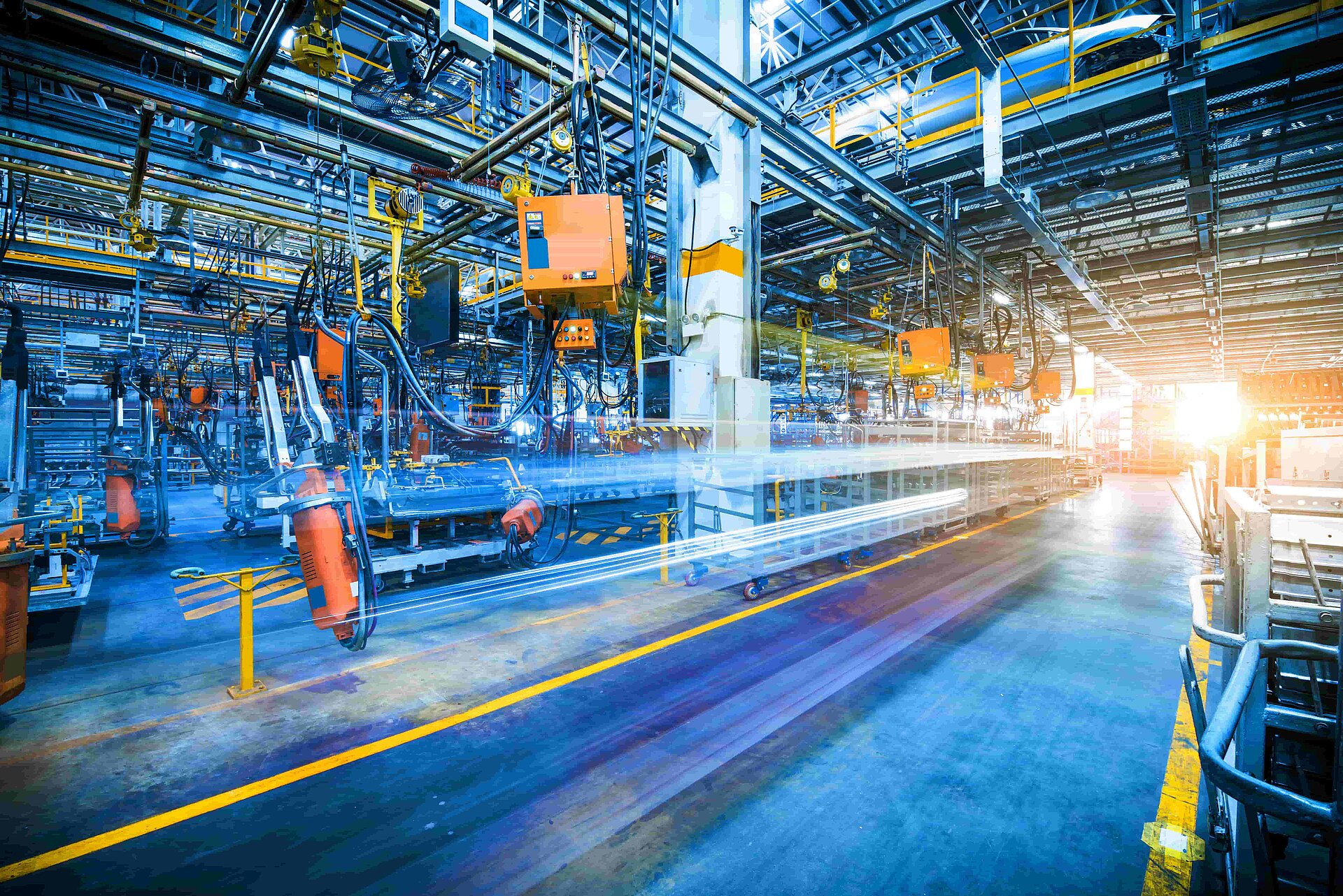 Große Halle mit Maschinen